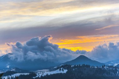 Bulutlu gökyüzü arka plan şaşırtıcı doğa manzaralı