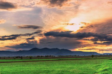 Bulutlu gökyüzü arka plan şaşırtıcı doğa manzaralı