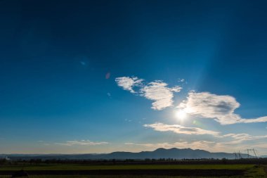 Bulutlu gökyüzü arka plan şaşırtıcı doğa manzaralı