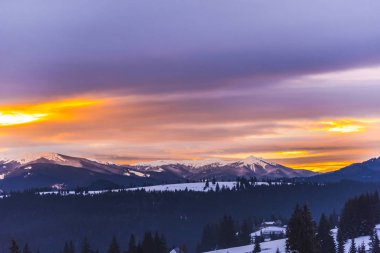 Bulutlu gökyüzü arka plan şaşırtıcı doğa manzaralı