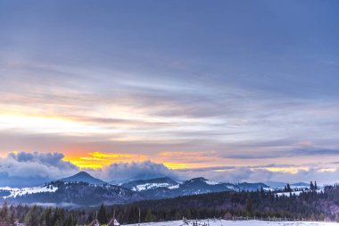 Bulutlu gökyüzü arka plan şaşırtıcı doğa manzaralı