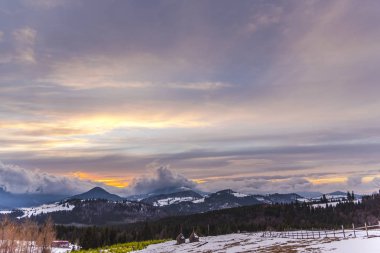 Bulutlu gökyüzü arka plan şaşırtıcı doğa manzaralı