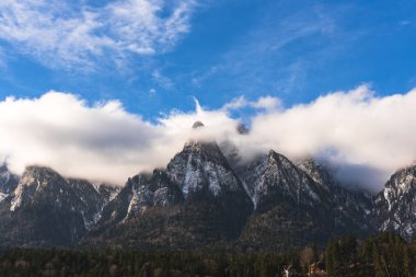 Kabarık karla kaplı dağ manzaralı şaşırtıcı