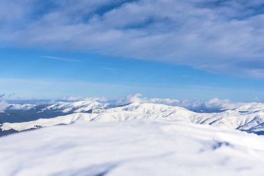 Bulutlu gökyüzü arka plan şaşırtıcı doğa manzaralı