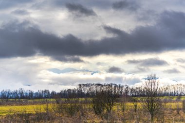 Bulutlu gökyüzü arka plan şaşırtıcı doğa manzaralı