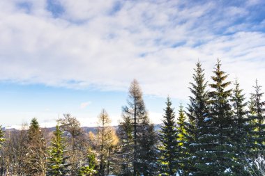 Bulutlu gökyüzü arka plan şaşırtıcı doğa manzaralı