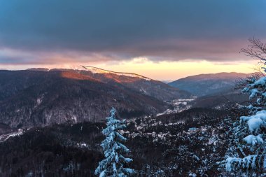 Bulutlu gökyüzü arka plan şaşırtıcı doğa manzaralı