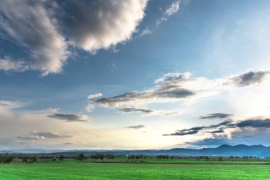 Bulutlu gökyüzü arka plan şaşırtıcı doğa manzaralı