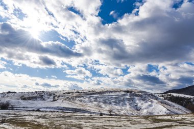 Bulutlu gökyüzü arka plan şaşırtıcı doğa manzaralı