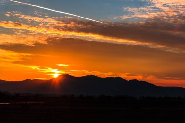 uzak Dağları ile canlı günbatımı cennet