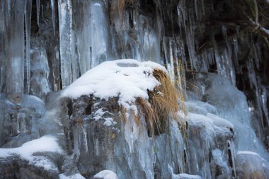 Doğa arka plan üzerinde büyük soğuk buz sarkıtları