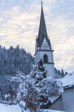 dağlarda Rus kilisesi