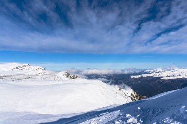 Bulutlu gökyüzü arka plan şaşırtıcı doğa manzaralı