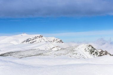 Kabarık kar ve ağaçlarla kaplı inanılmaz dağ manzarası