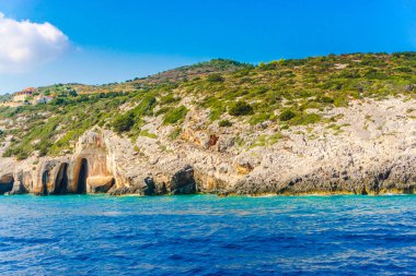 deniz, kayalar ve mavi bulutlu gökyüzü ısmarlayarak