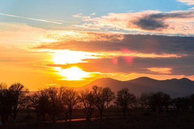 uzak Dağları ile canlı günbatımı cennet