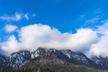Kabarık karla kaplı dağ manzaralı şaşırtıcı