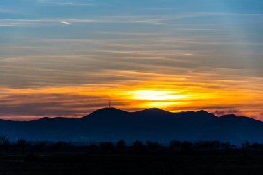 uzak Dağları ile canlı günbatımı cennet