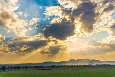 güzel doğa günbatımı ışık uzak Dağları ile