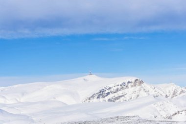 karlı dağlık manzara mavi gökyüzü, Kayak pisti ile