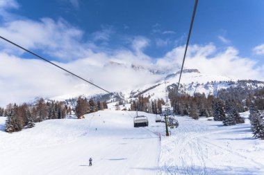 Kabarık kar ve kayak insanlarla kaplı inanılmaz dağ manzarası