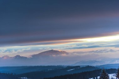 Bulutlu gökyüzü arka plan şaşırtıcı doğa manzaralı
