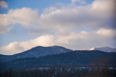 Bulutlu gökyüzü arka plan şaşırtıcı doğa manzaralı