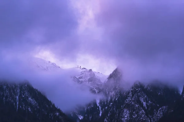Purpurfarbener Himmel Wolkenverhangener Hügel — Stockfoto