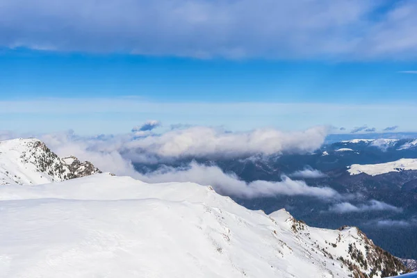 青い空 ゲレンデと雪に覆われた山岳風景 — ストック写真