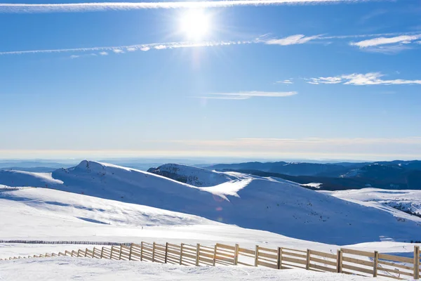 Сніговий Гірський Пейзаж Блакитним Небом Лижний Схил — стокове фото