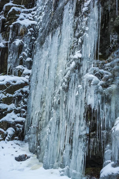 Doğa Arka Plan Üzerinde Büyük Soğuk Buz Sarkıtları — Stok fotoğraf