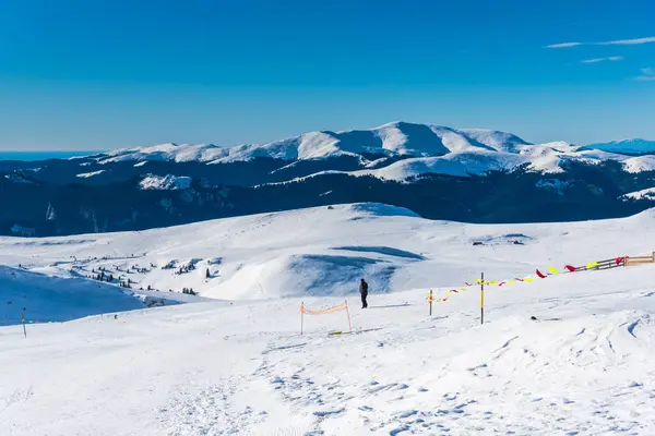 Amazing Mountain View Bedekt Met Pluizige Sneeuw Skiën Mensen — Stockfoto