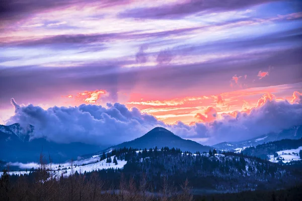 Violett Bewölkter Himmel Über Bergiger Landschaft — Stockfoto