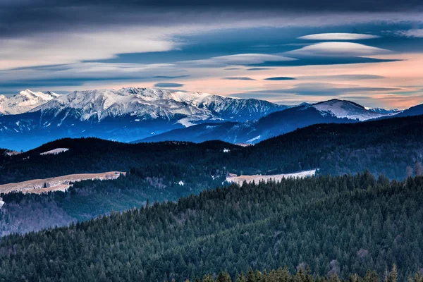 Geweldig Uitzicht Bergen Bedekt Met Zachte Sneeuw — Stockfoto