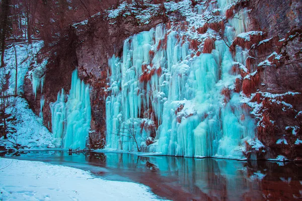 Riesige Kalte Eiszapfen Auf Dem Hintergrund Der Natur — Stockfoto