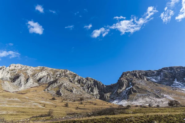 Natureza Fascinante Vista Montanha Rochosa Com Céu Azul Nublado — Fotografia de Stock