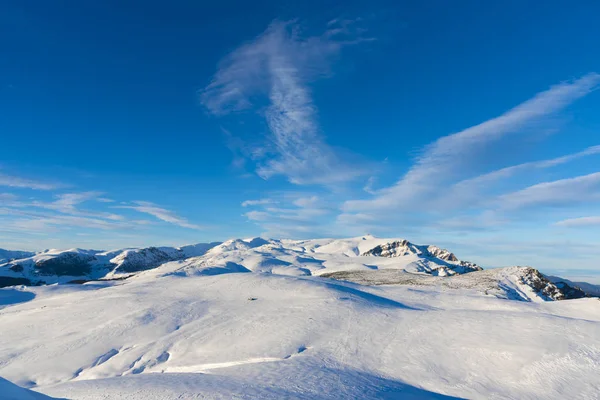 Paysage Montagneux Enneigé Avec Ciel Bleu Piste Ski — Photo