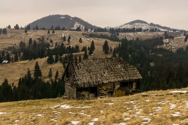 Belle Maison Bois Dans Les Montagnes — Photo