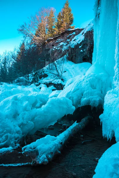 Ghiaccioli Freddi Enormi Sullo Sfondo Della Natura — Foto Stock