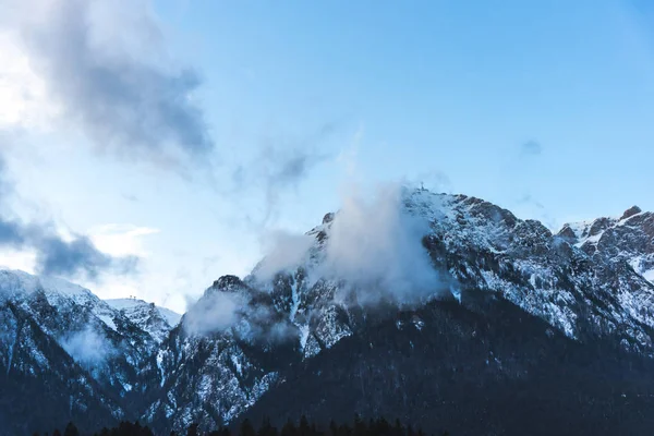 Geweldig Uitzicht Bergen Bedekt Met Zachte Sneeuw — Stockfoto