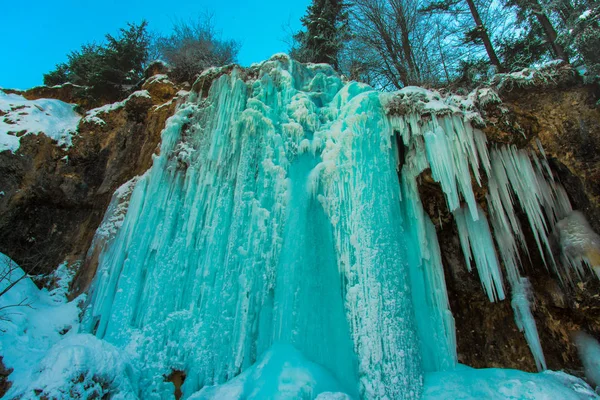 Riesige Kalte Eiszapfen Auf Dem Hintergrund Der Natur — Stockfoto