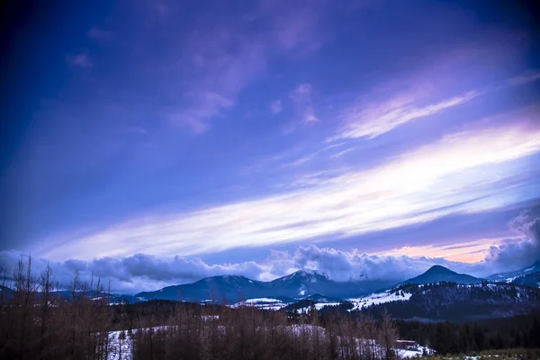 Cielo Nublado Púrpura Sobre Paisaje Montañoso — Foto de Stock