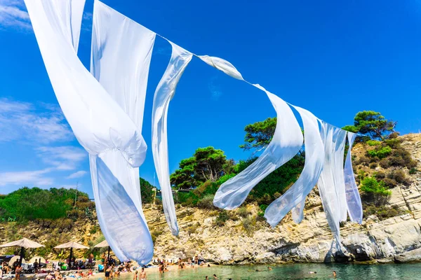 Pendaison Drapeaux Blancs Dessus Eau Mer Bleue Avec Les Touristes — Photo