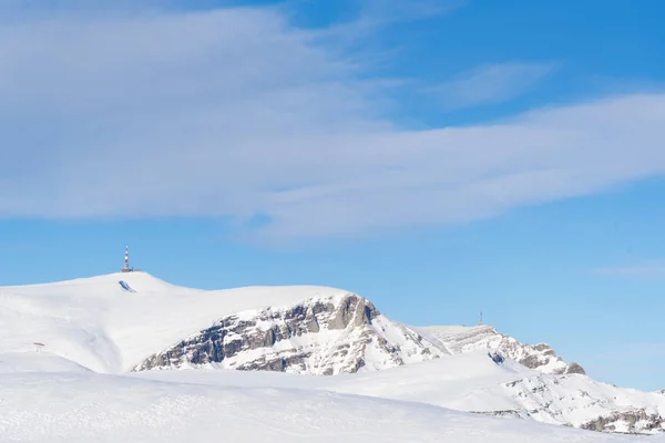 青い空と雪の山岳風景 — ストック写真