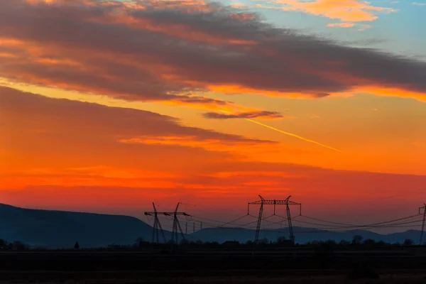 Lebendige Sonnenuntergangswolkenlandschaft Mit Fernen Bergen — Stockfoto