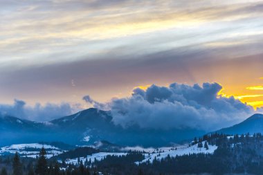Bulutlu gökyüzü arka plan şaşırtıcı doğa manzaralı