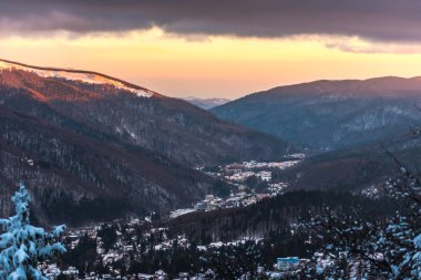 Bulutlu gökyüzü arka plan şaşırtıcı doğa manzaralı