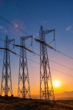 gün batımı gökyüzü ve elektrik iletim direkleri