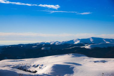 Yüksek ağaçlar ile Amazing dağ manzarası