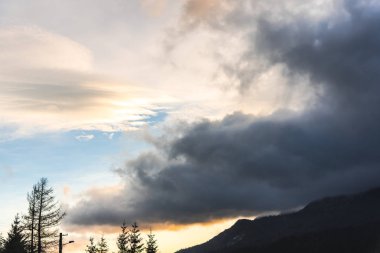 Bulutlu gökyüzü arka plan şaşırtıcı doğa manzaralı